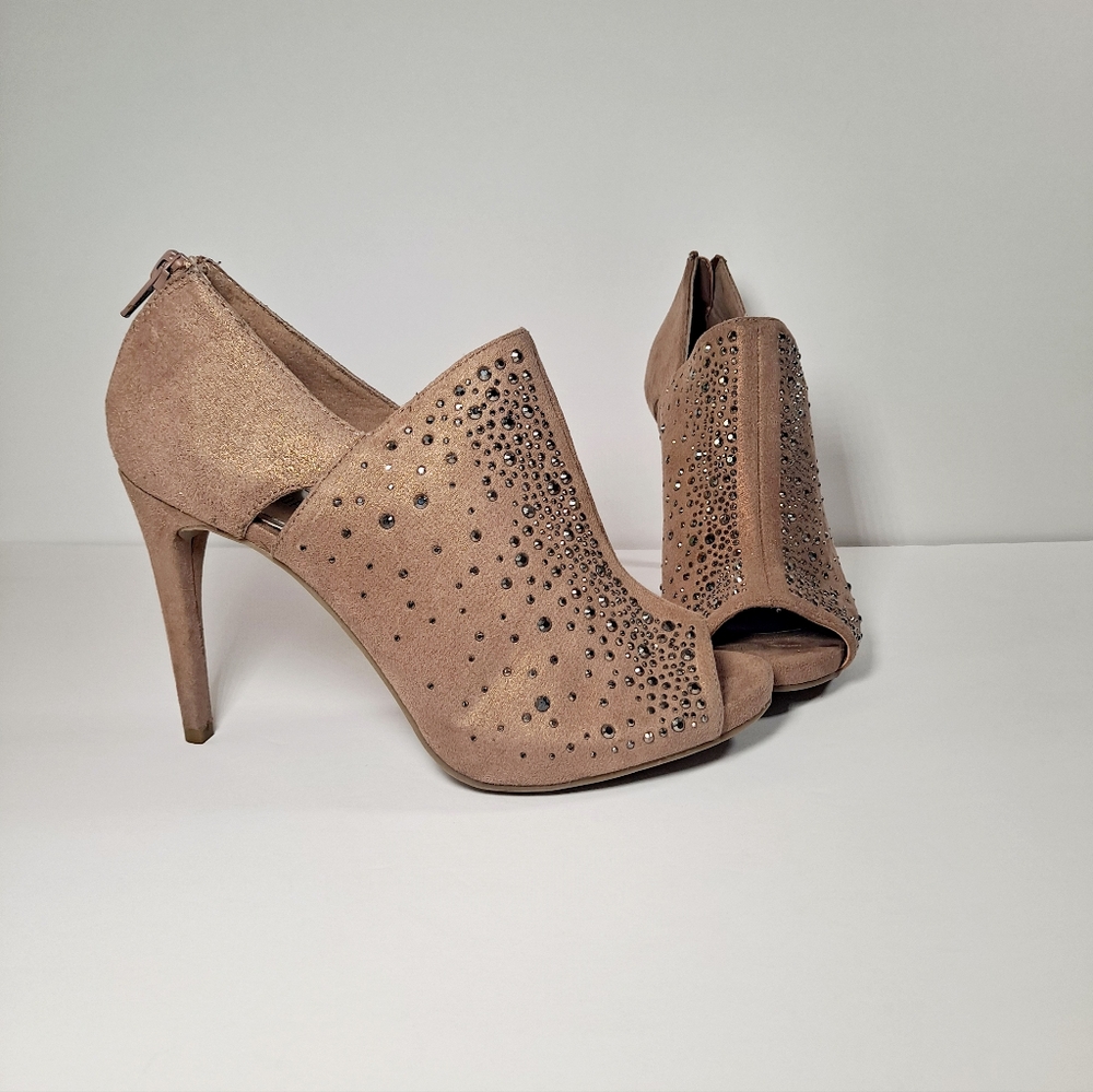 Jennifer Lopez Elegant Tan w/Rhinestones Peep-Toe Heels. Size 8M